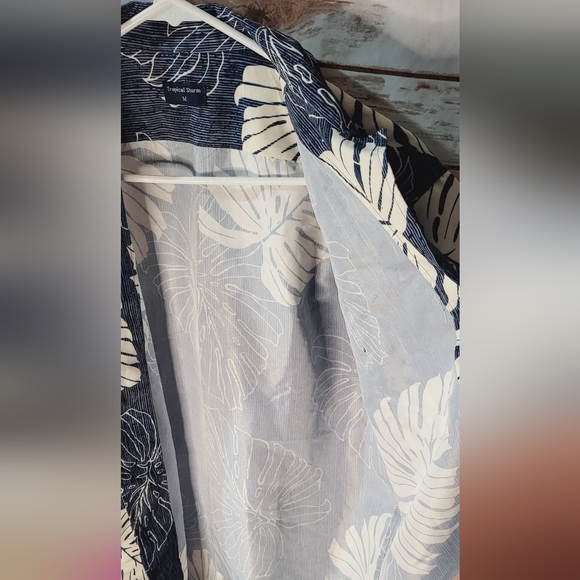 Hawaiian button shirt for men size Medium Tropical Storm Navy and white - Picture 3 of 9